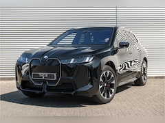 BMW iX - xDrive60 M Sport / Panoramadak Sky Lounge / Trekhaak / Parking Assistant Professional / M