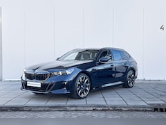 BMW 5-serie Touring - 530e xDrive M-Sport Pro | Glazendak | 21inch | Driving assistant prof | Trekhaak | Carbon