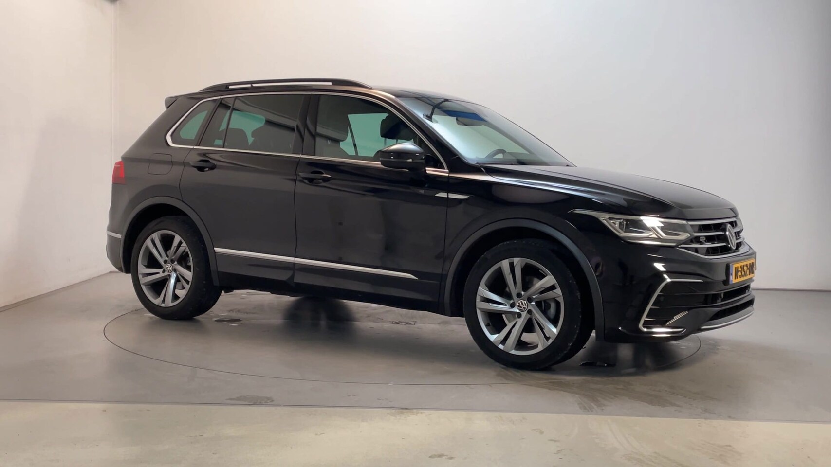 Volkswagen Tiguan - 1.5 TSI 150pk DSG R-Line Business+ Camera Stoelverwarming LED Adaptive Cruise - AutoWereld.nl