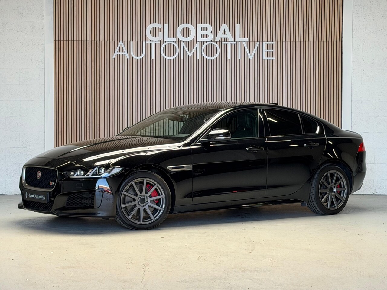 Jaguar XE - 3.0 S V6 340PK - STOELVERWARMING - AutoWereld.nl