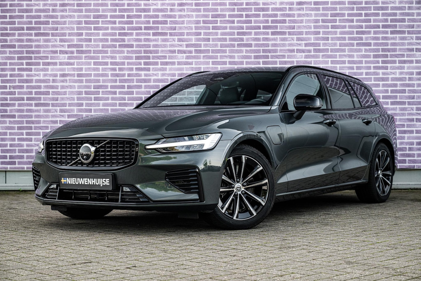 Volvo V60 - 2.0 T8 Plug-in Hybrid AWD Plus Dark | SOH 100% | Trekhaak | Sportstoelen | Panoramadak | H - AutoWereld.nl