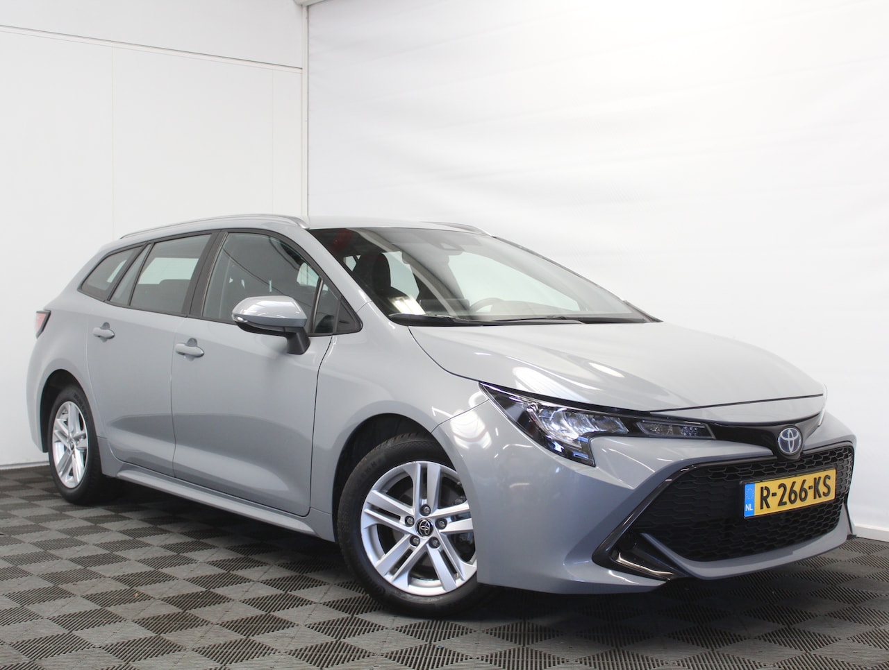Toyota Corolla Touring Sports - 1.8 Hybrid Active CLIMATE | CAMERA | CARPLAY | LED | ADAPCRUISE | DAB | LMV16 - AutoWereld.nl