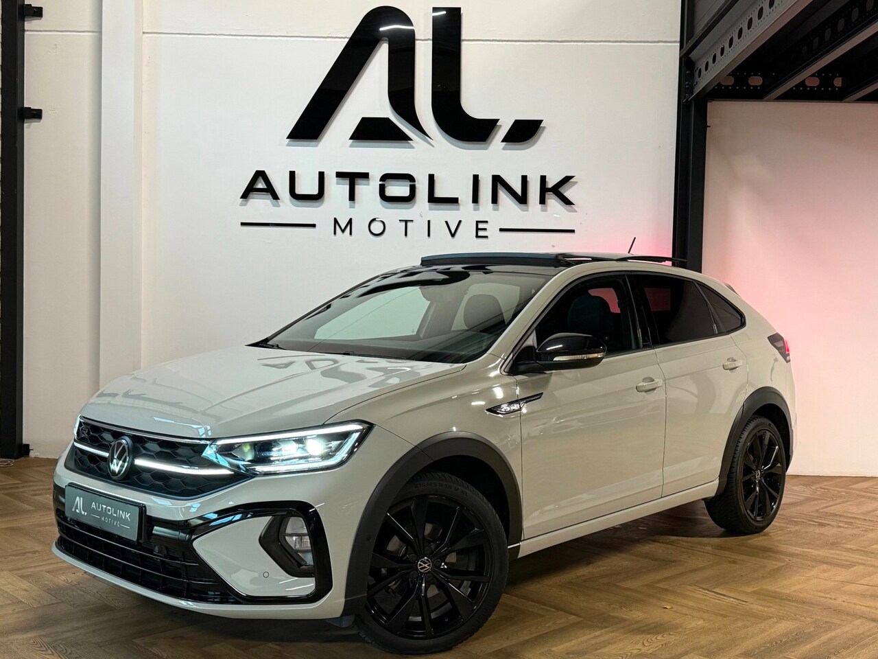 Volkswagen Taigo - 1.5 TSI 3xR-Line PANO CAM CARPLAY IQ Ascot Grey - AutoWereld.nl