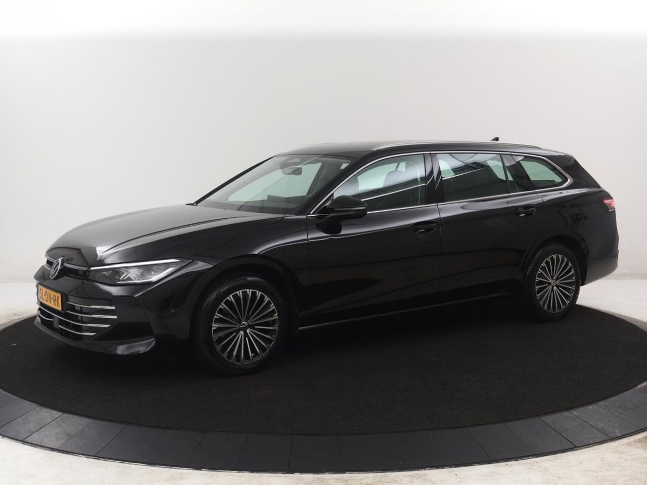 Volkswagen Passat Variant - 1.5 eTSI MHEV Elegance | Leder/alcantara | Adaptive cruise | Head-up | Stuur/stoelverwarmi - AutoWereld.nl
