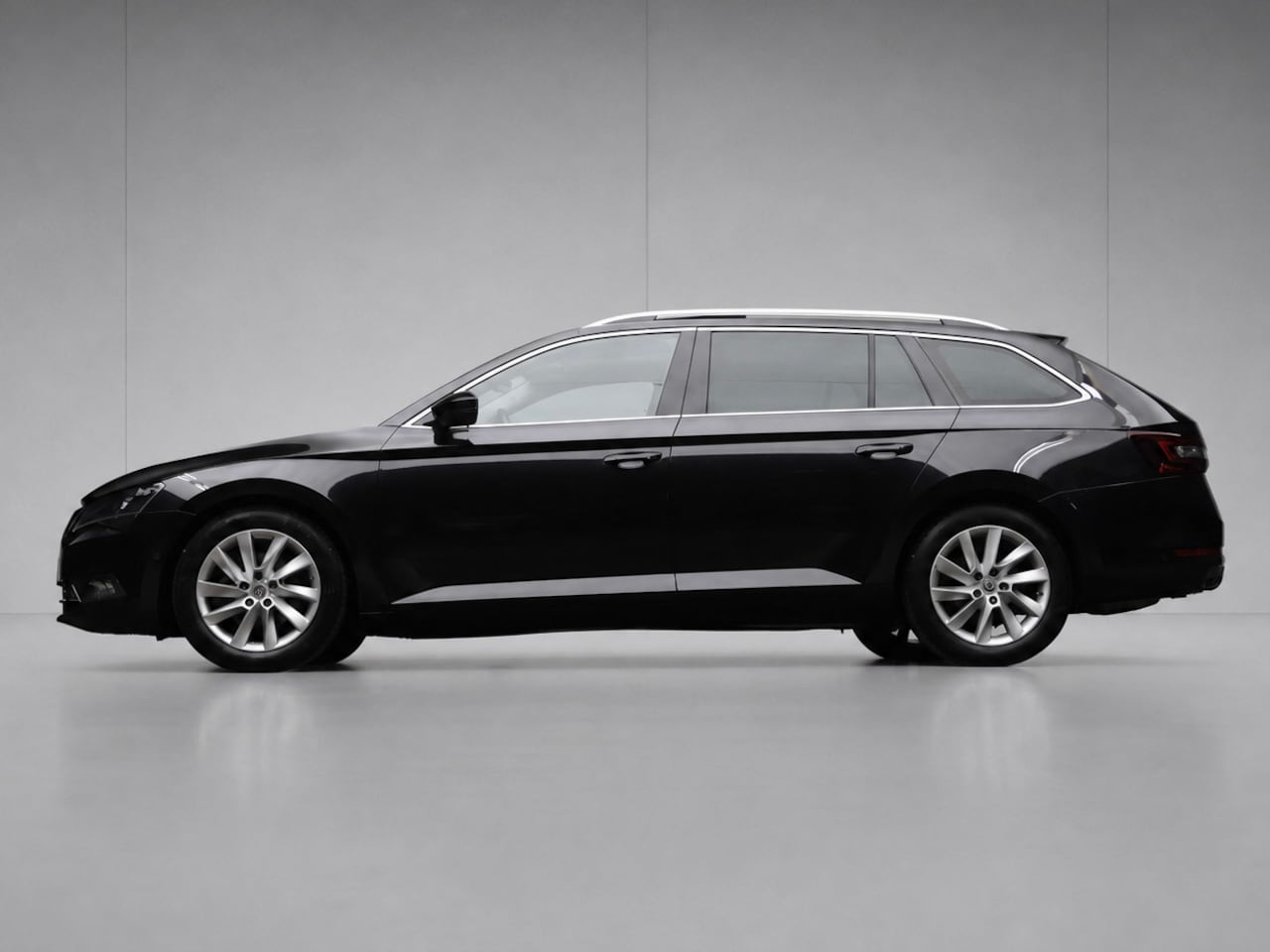 Skoda Superb Combi - 1.4 TSI ACT Style Business Sport (PANORAMADAK,APPLE CARPLAY,NAVI,PDC,STOELVERWARMING,SPORT - AutoWereld.nl