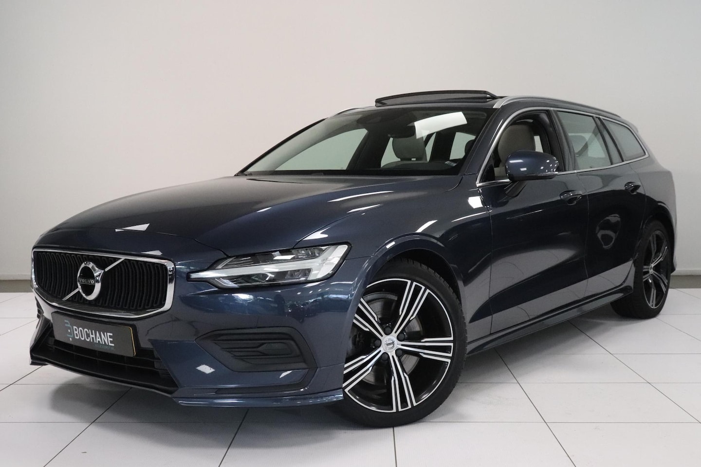 Volvo V60 - 2.0 T5 Momentum | Panoramadak | Harman Kardon | Navigatie | Leder | Adaptieve cruise | App - AutoWereld.nl