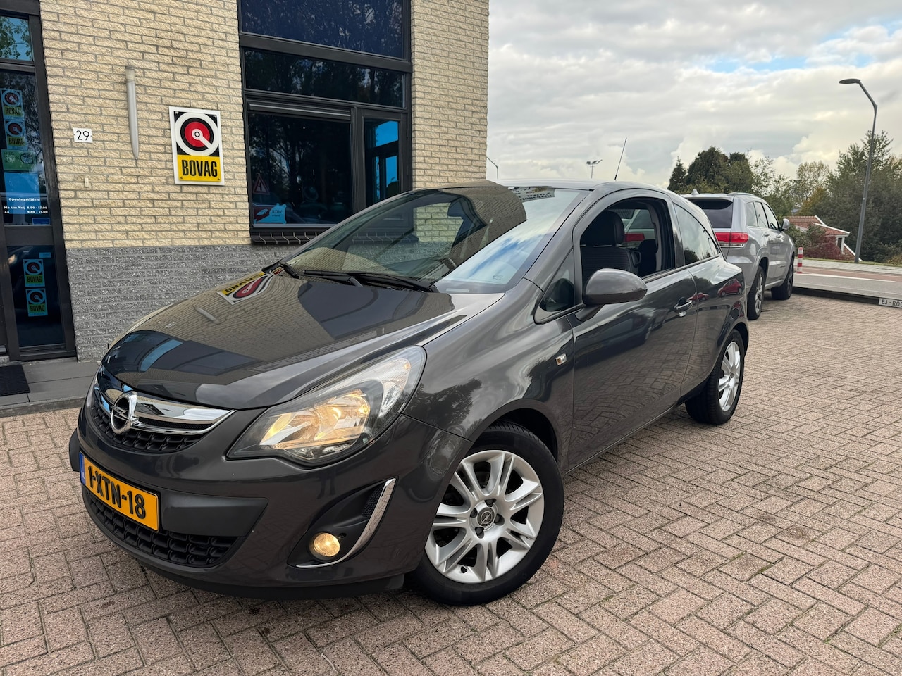 Opel Corsa - 1.2-16V BlitZ-nap- stoelverwarming-nav-pdc - AutoWereld.nl
