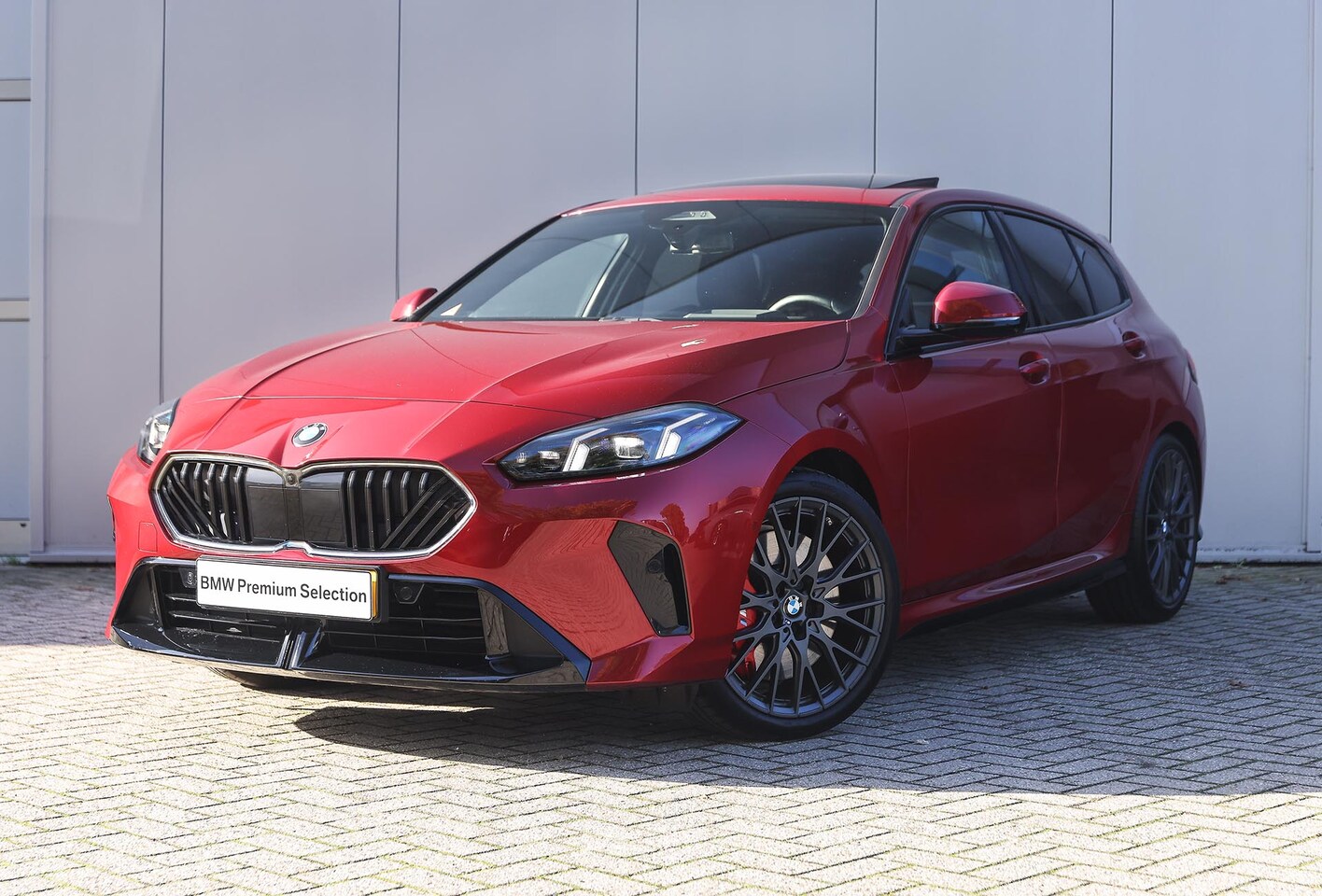 BMW 1-serie - 120 M Sport Automaat / Panoramadak / Sportstoelen / Head-Up / M Adaptief onderstel / Adapt - AutoWereld.nl