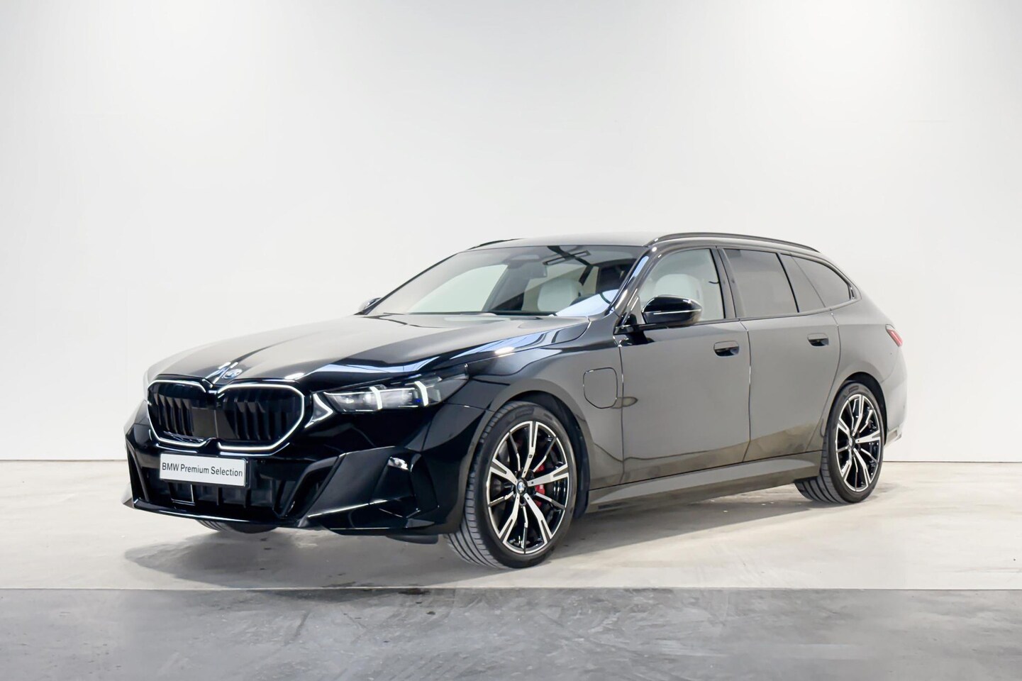 BMW 5-serie Touring - 550e xDrive Inovation Pack M Sport Pro pakket - AutoWereld.nl