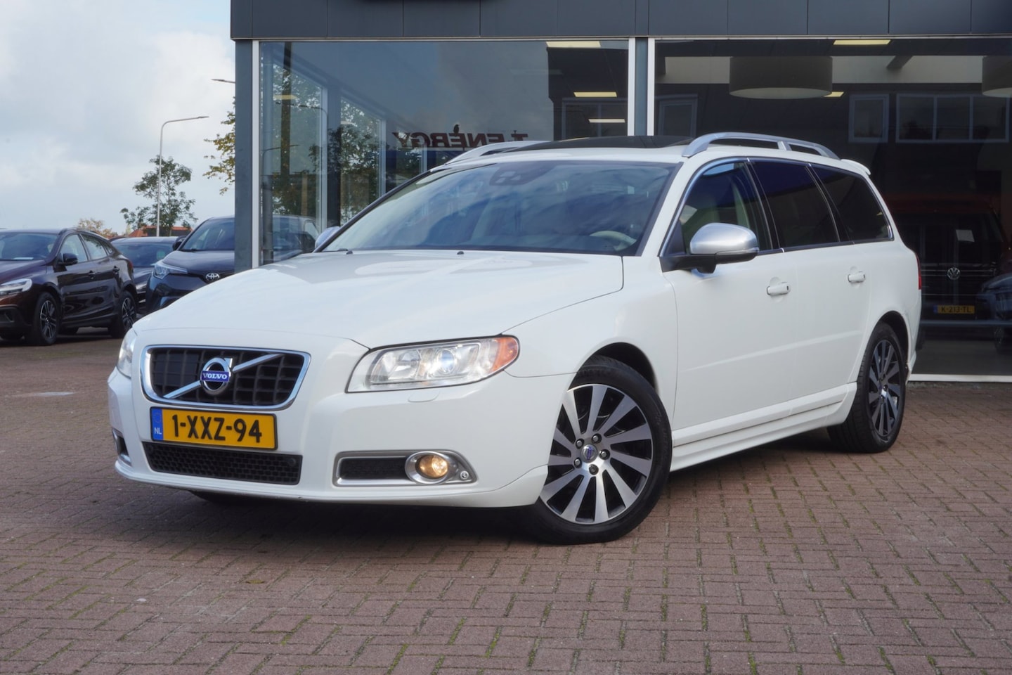 Volvo V70 - 1.6 T4 Summum Automaat | Airco | Navigatie | Elek. pakket | Vol opties | Inruil mogelijk - AutoWereld.nl