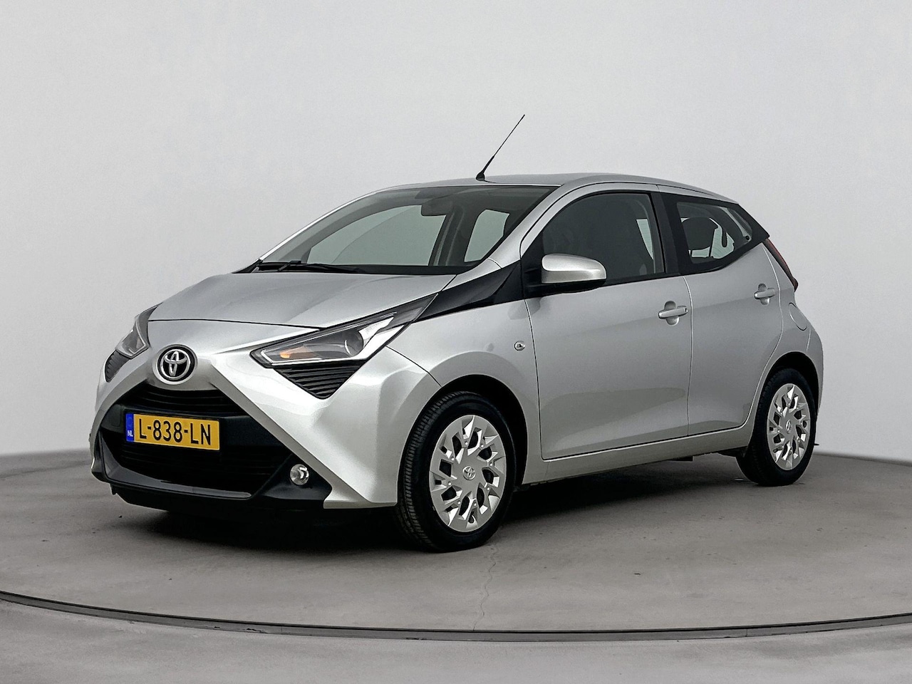 Toyota Aygo - 1.0 VVT-i x-otic | Automaat | Multimedia Scherm | Airconditioning | Apple CarPlay & Androi - AutoWereld.nl