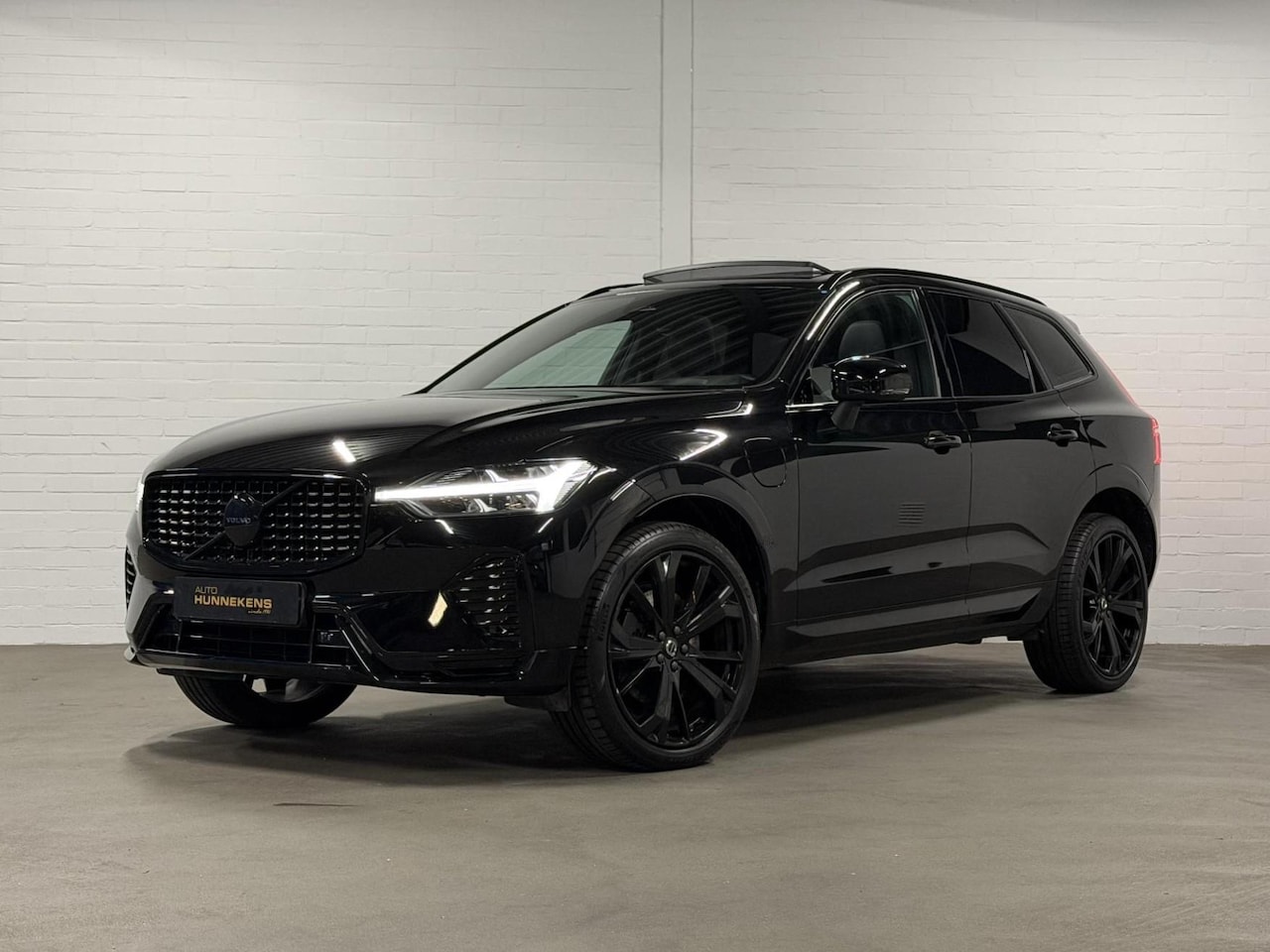 Volvo XC60 - 2.0 T6 Plug-in hybrid AWD Plus Black Edition Open dak | Harman/Kardon | Stuur-/stoelverwar - AutoWereld.nl