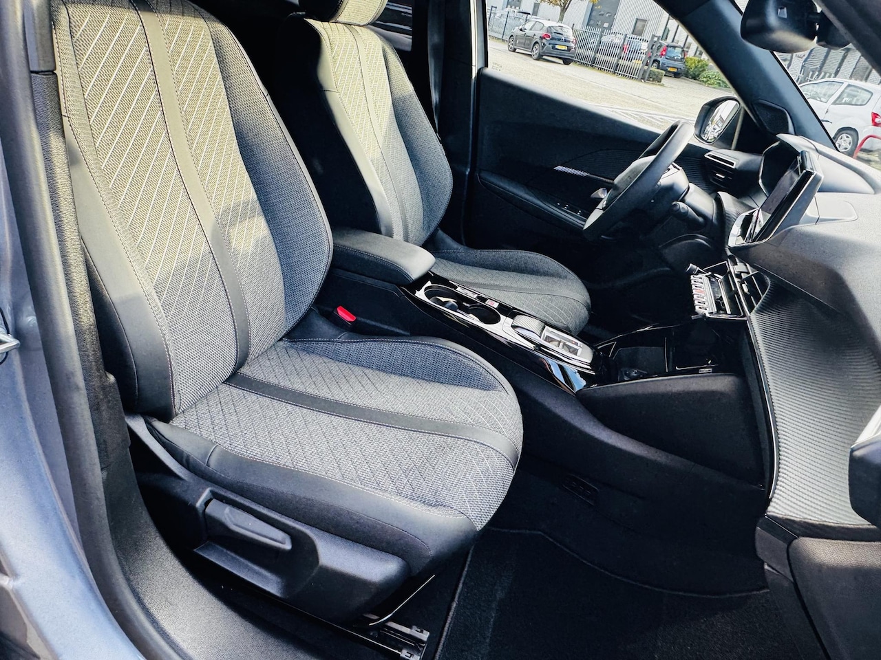 Peugeot 2008 - 1.2 Hybrid 145 Allure 1.2 Hybrid 145 Allure - AutoWereld.nl