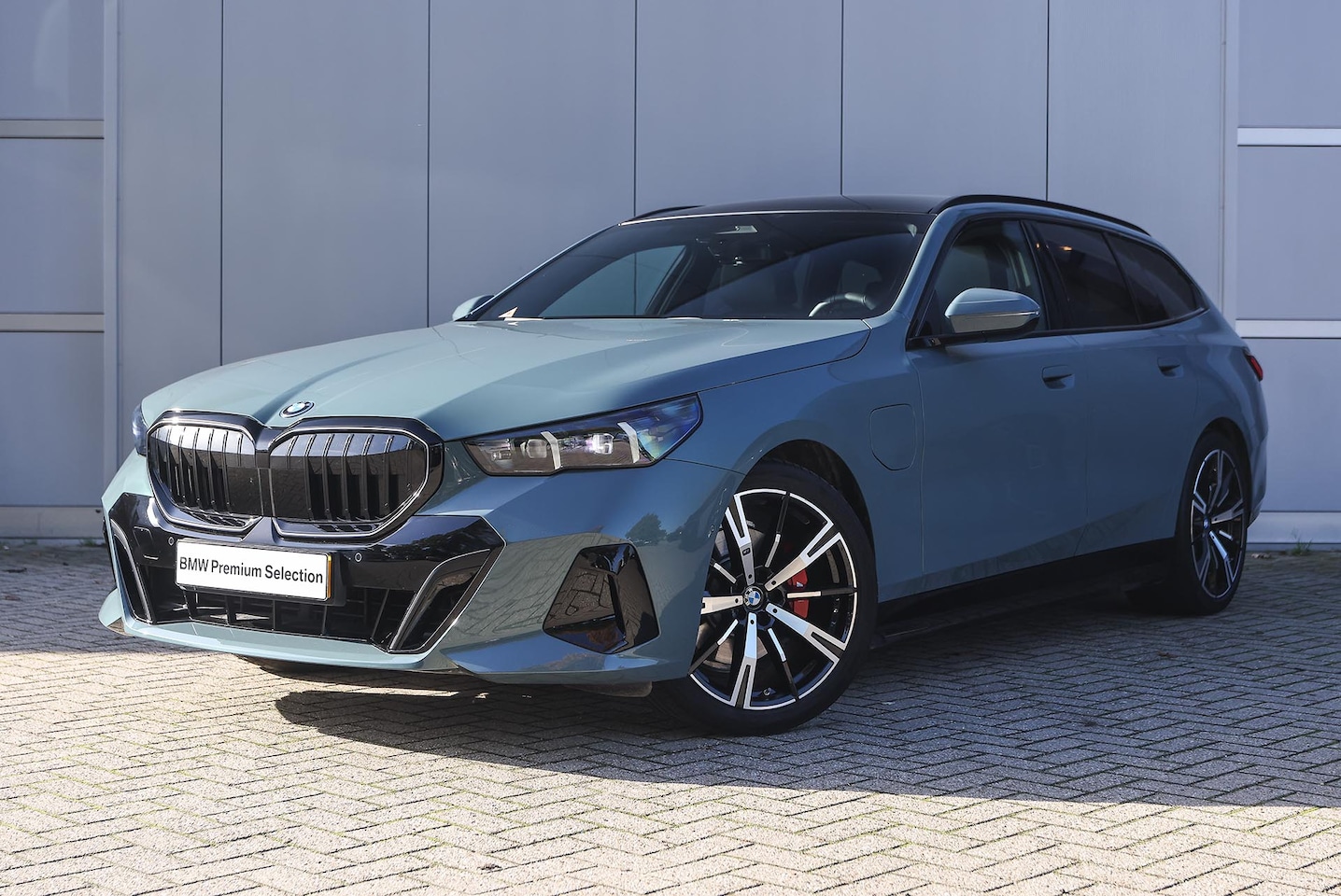 BMW 5-serie Touring - 530e M Sport Automaat / Panoramadak / Trekhaak / Achteruitrijcamera / Comfortstoelen / Com - AutoWereld.nl