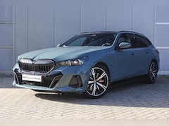 BMW 5-serie Touring - 530e M Sport Automaat / Panoramadak / Trekhaak / Achteruitrijcamera / Comfortstoelen / Com