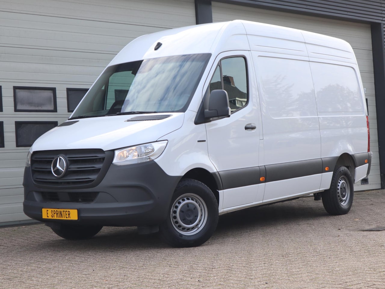 Mercedes-Benz eSprinter - 320 81 kWh RWD L2H2 - Trekhaak - Winter pakket - AutoWereld.nl