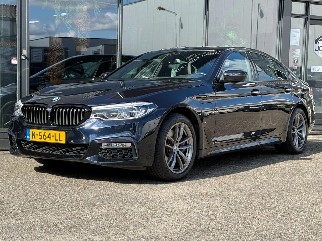 BMW 5-serie - 530e iPerformance High Executive M-SPORT/PANO - AutoWereld.nl