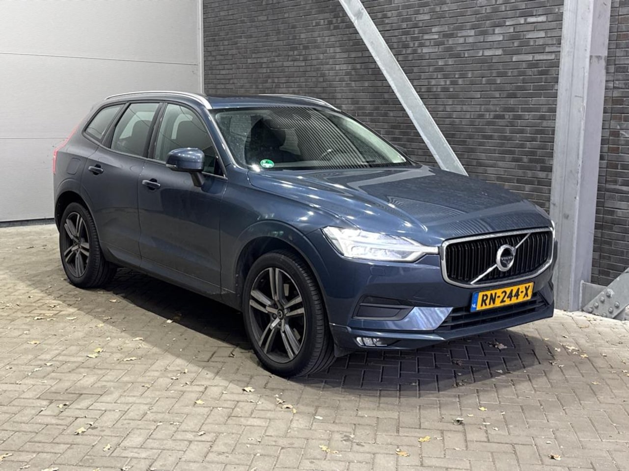 Volvo XC60 - 2.0 D4 AWD Momentum | Panoramadak | 360-camera | Trekhaak | BLIS | Head-Up - AutoWereld.nl