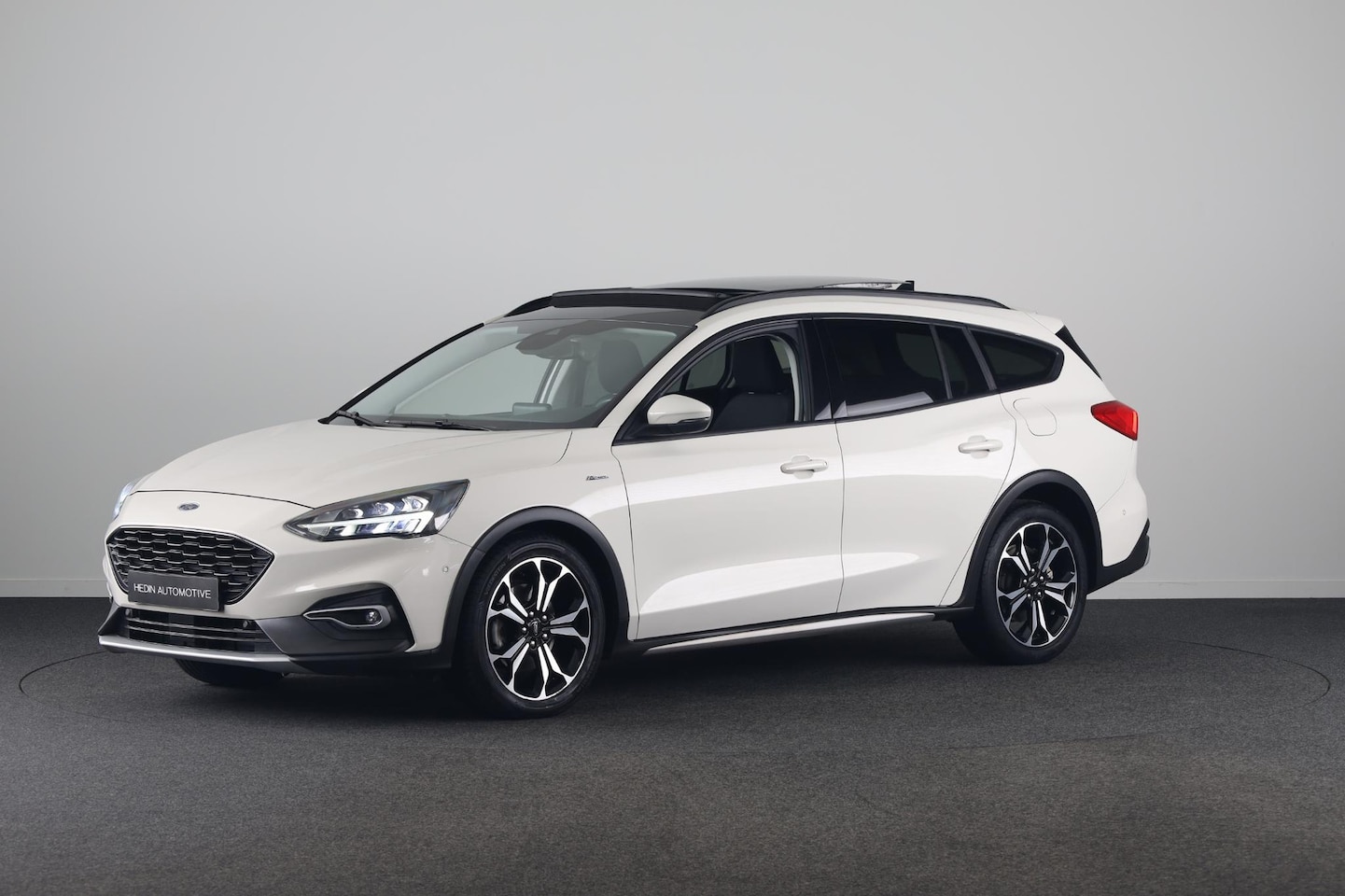 Ford Focus Wagon - 1.5 EcoBoost Active Business | Panoramadak | Trekhaak | Camera | Winter Pack | Adaptive C - AutoWereld.nl