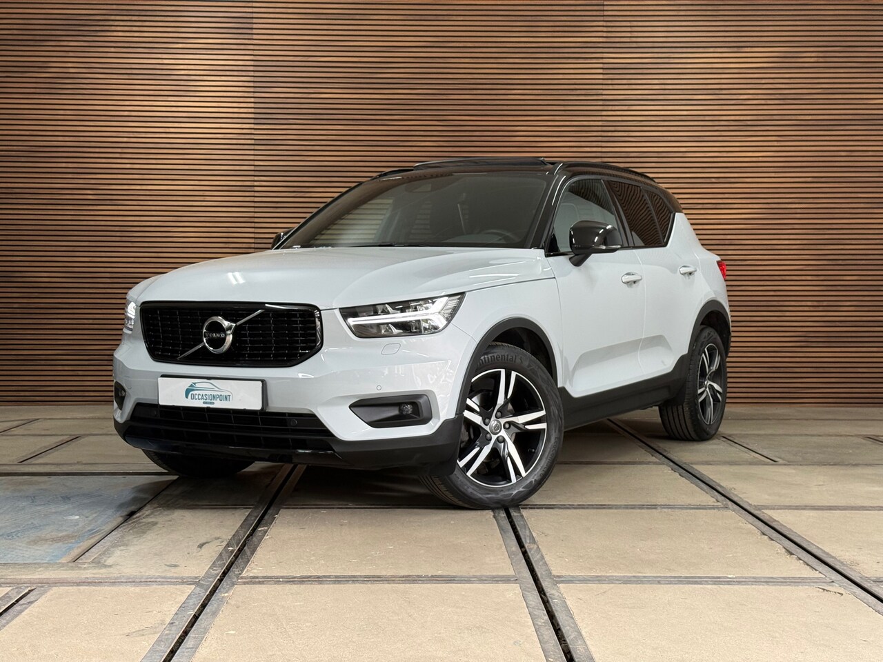 Volvo XC40 - 1.5 T3 R-Design | Pano | Winterpakket | Elektr voorstoelen+memory | Camera | Carplay - AutoWereld.nl
