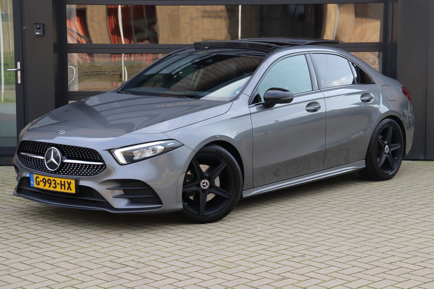 Mercedes-Benz A-klasse - 180 Business Solution AMG | NAP | Pano | Cruise | Clima | Camera | Stoelverwarming | - AutoWereld.nl