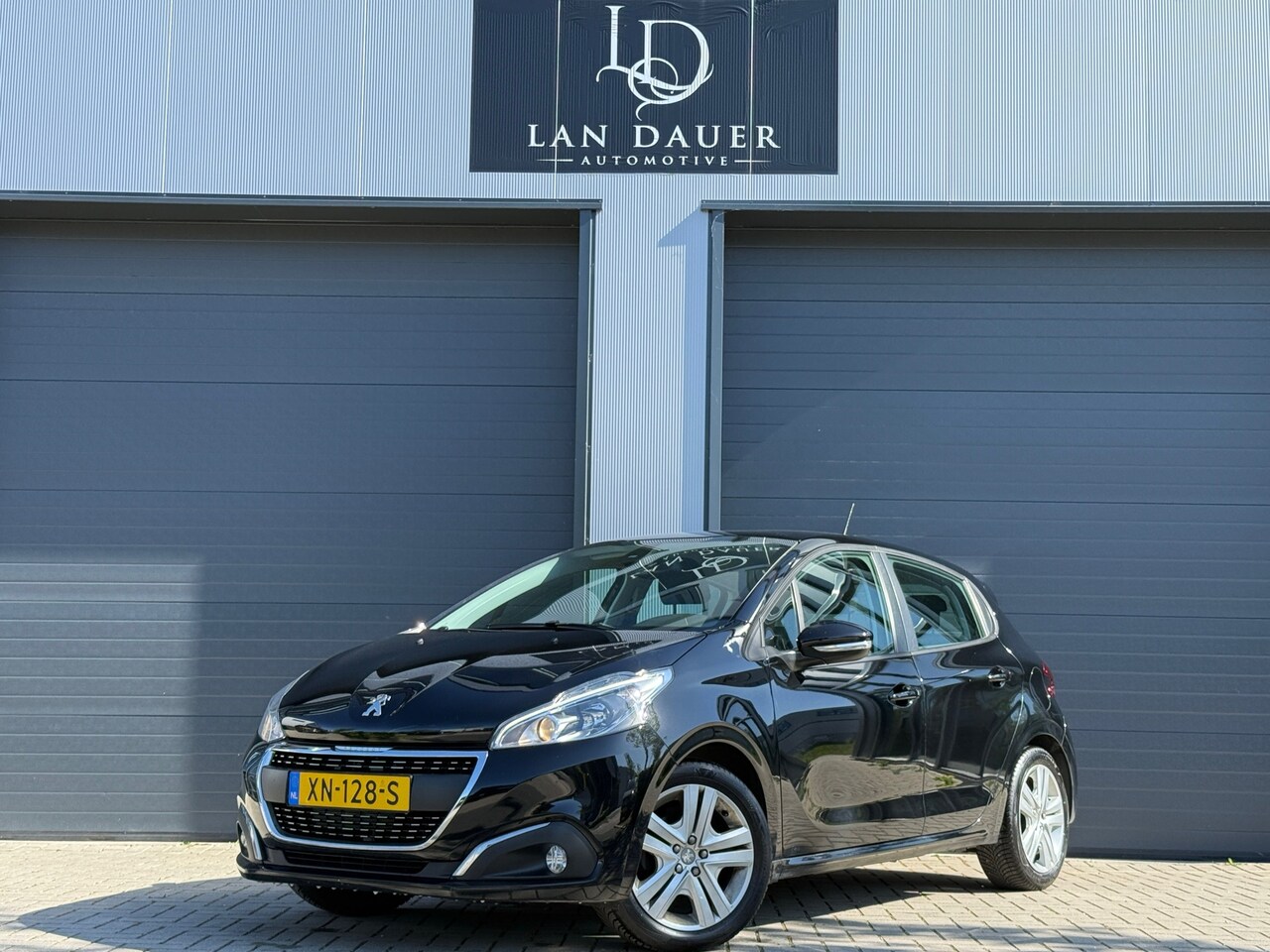 Peugeot 208 - 1.2 PureTech Signature / LAGE KM / NAP / CARPLAY - AutoWereld.nl