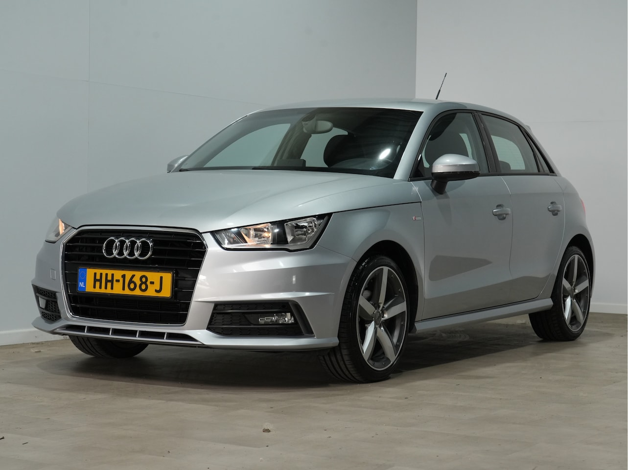 Audi A1 Sportback - 1.0 TFSI 95 pk Sport S Line in en exterieur, Navigatie, PDC, 60 - AutoWereld.nl
