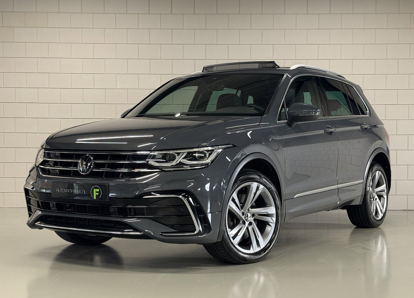 Volkswagen Tiguan - 1.4 TSI eHybrid R-Line Business+ Platinum | PANO | TREKHAAK ELEK. | 1E EIG | DEALER | ACC - AutoWereld.nl