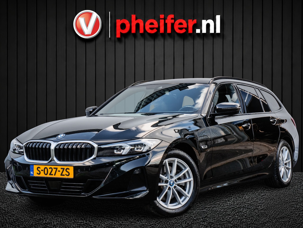 BMW 3-serie Touring - 320e Trekhaak/ Sportstoelen/ Camera/ Navigatie/ Stoelverwarming/ Leer - AutoWereld.nl