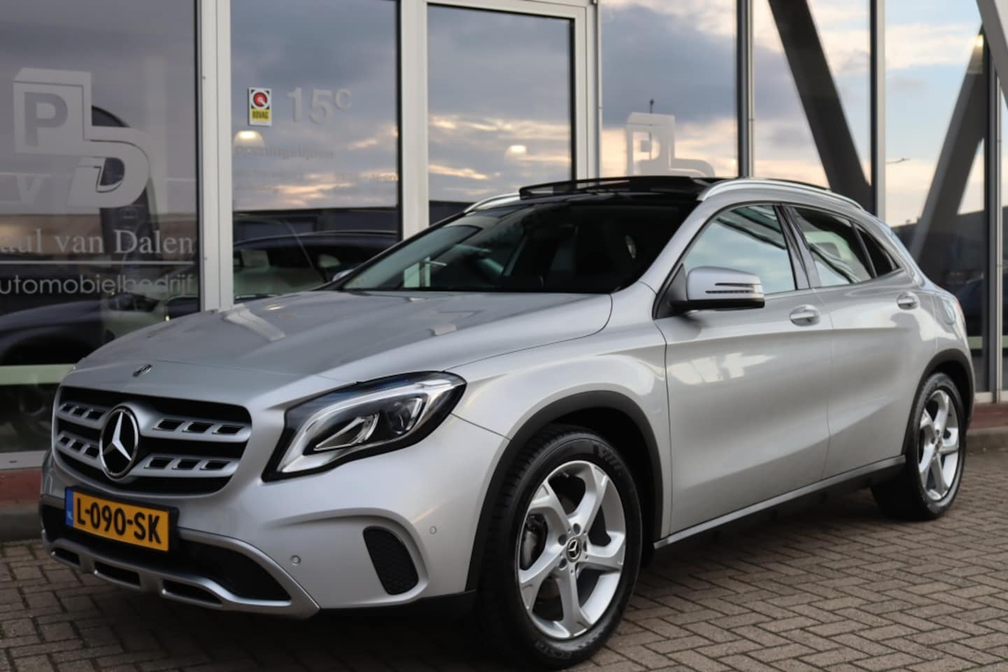 Mercedes-Benz GLA-Klasse - 180 AUTOMAAT SPORT EDITION Panodak | Afn.Trekhaak | Electr.Klep | Sportstoelen | Stoelverw - AutoWereld.nl