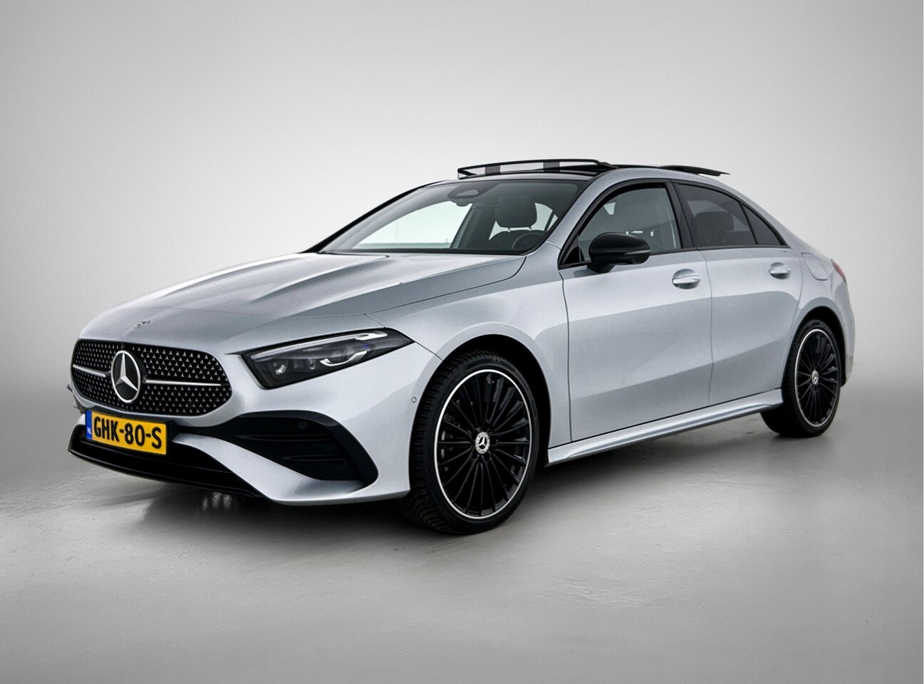 Mercedes-Benz A-klasse - 250 e Star Edition AMG Line Plus | Panoramadak | 360° camera | Trekhaak | HUD | Elektrisch - AutoWereld.nl