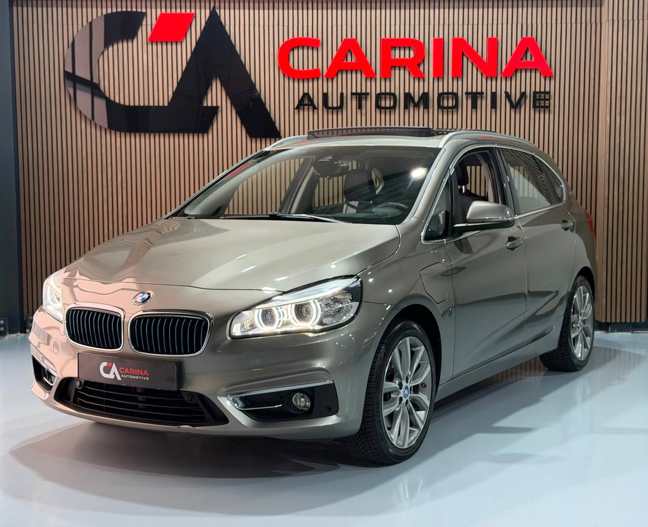 BMW 2-serie Active Tourer - 225xe iPerformance PHEV / Full Option / Panorama Dak / Lederen Interieur / HUD / Full Map - AutoWereld.nl