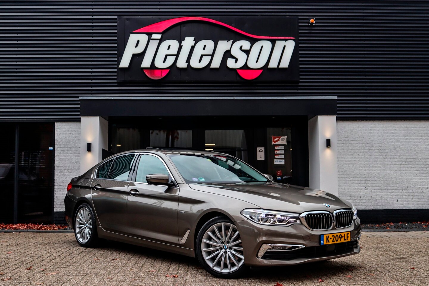 BMW 5-serie - 540i xDrive PANO SOFTCLOSE H&K MASSAGE VOL OPTIE - AutoWereld.nl
