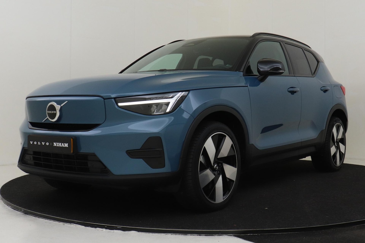 Volvo XC40 - RECHARGE PLUS 70 kWh -CAMERA|WARMTEPOMP|ADAP.CRUISE|NUBUCK|PRIVACY.GLAS|BLIS|KEY-LESS|20"A - AutoWereld.nl