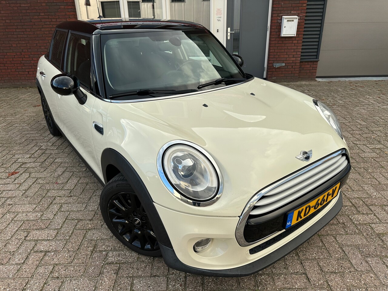 MINI 5-Deurs - 1.5 Cooper Chili Serious Business / Navi / PDC / Clima / Cruise - AutoWereld.nl