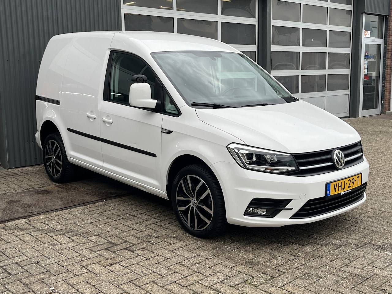Volkswagen Caddy - 2.0 TDI L1H1 C-Edition Airco Cruise controle Stuurwielbediening Navigatiesysteem Telefoonv - AutoWereld.nl
