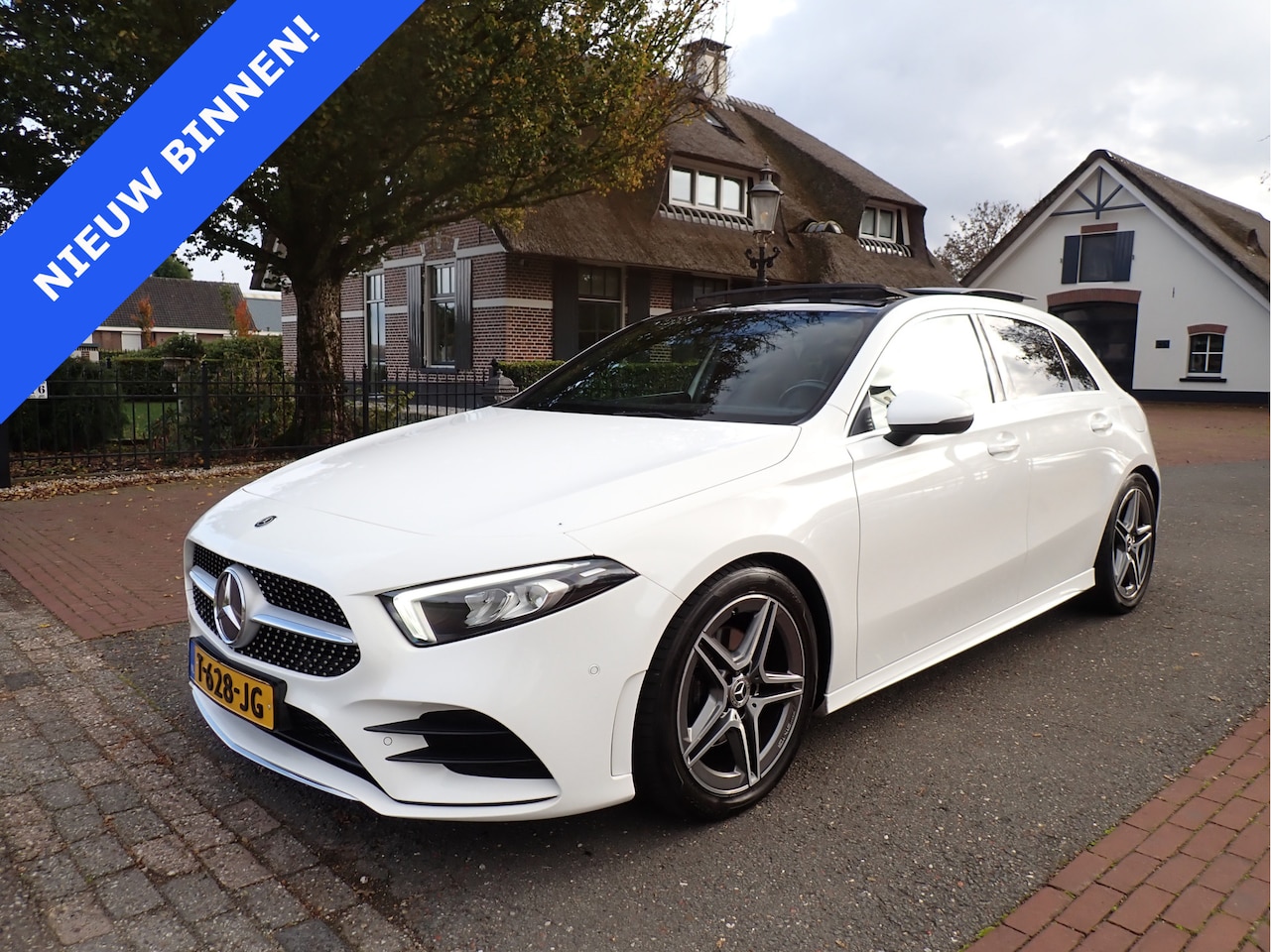 Mercedes-Benz A-klasse - 200 AMG / PANODAK / SFEERVERLICHTING / CAMERA / CRUISE / NAVI - AutoWereld.nl