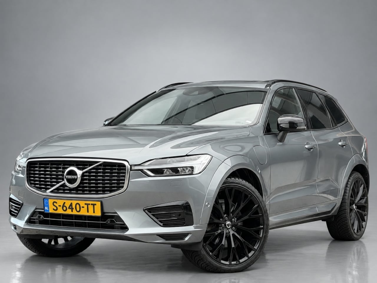 Volvo XC60 - 2.0 T8 Twin Engine AWD R-Design | Pano | Elec Trekhaak | Camera | - AutoWereld.nl