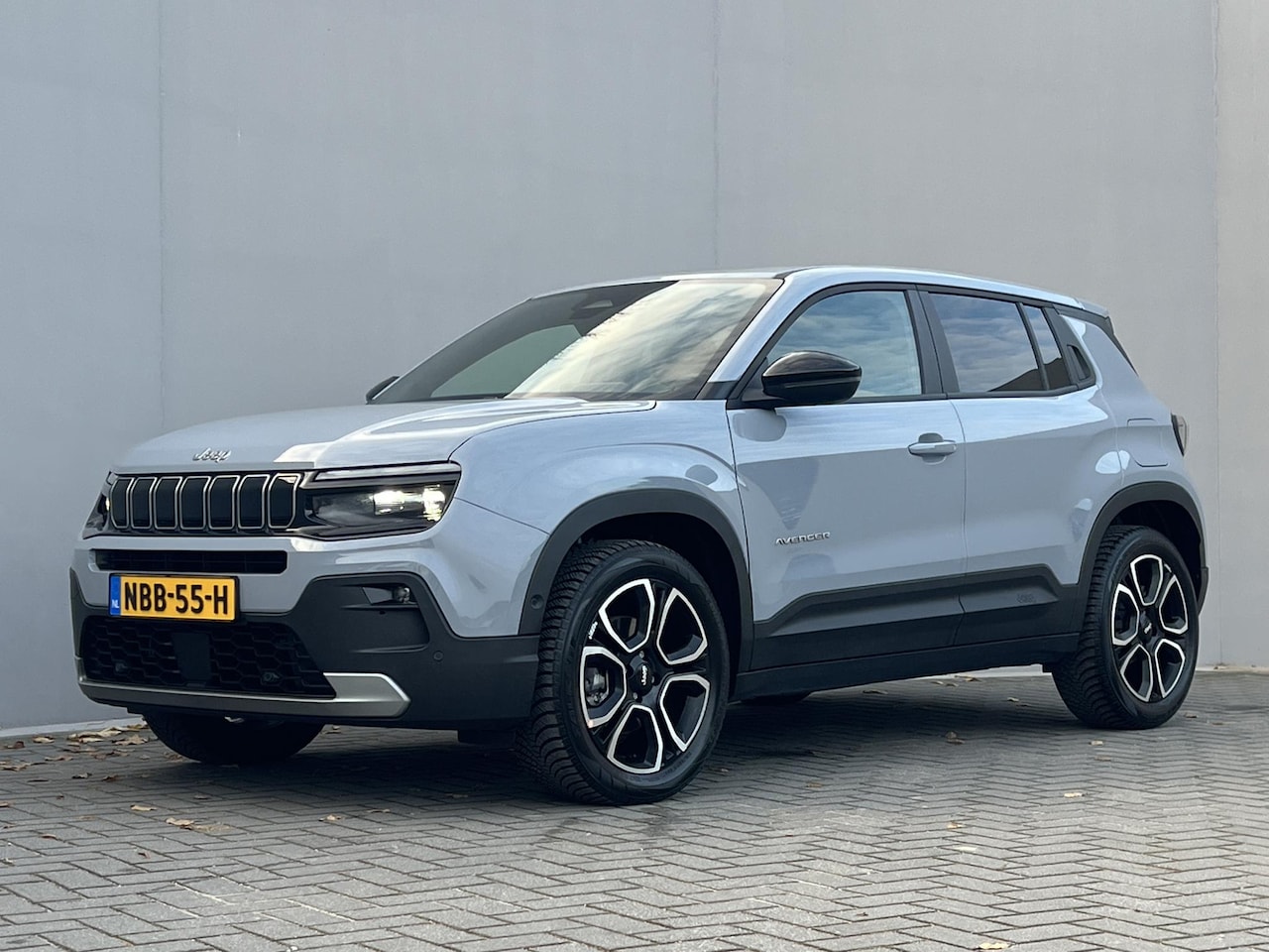 Jeep Avenger - 1.2 e-Hybrid Black Edition Automaat / Adaptieve CC / Navigatie / Stoelverwarming / Apple C - AutoWereld.nl