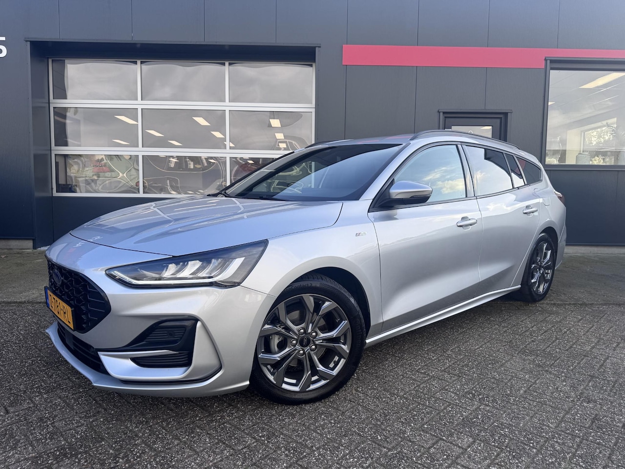 Ford Focus Wagon - 1.0 EcoBoost Hybrid ST Line - Navigatie - Climate Control - Full LED - AutoWereld.nl