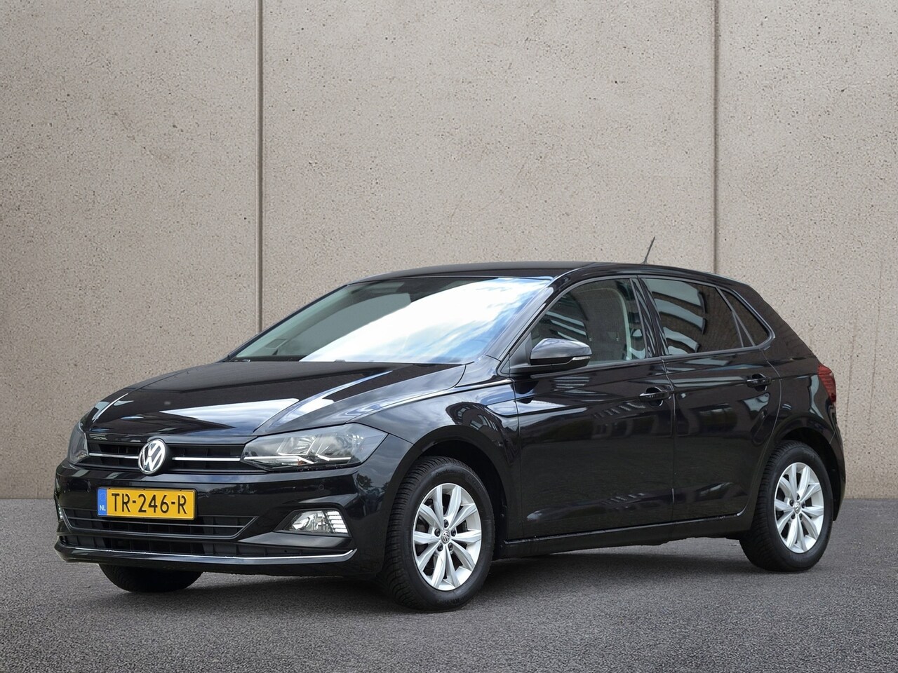 Volkswagen Polo - 1.0 TSI 95PK Highline Automaat | Navigatie | Trekhaak | Stoelvewarming - AutoWereld.nl