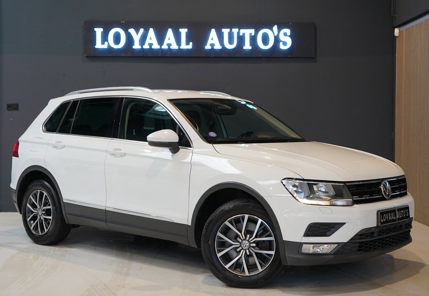 Volkswagen Tiguan - 2.0 TSI 4Motion Highline 4Motion Highline | AUTOMAAT | PANO | 360 CAMERA | TREKHAAK | PDC - AutoWereld.nl