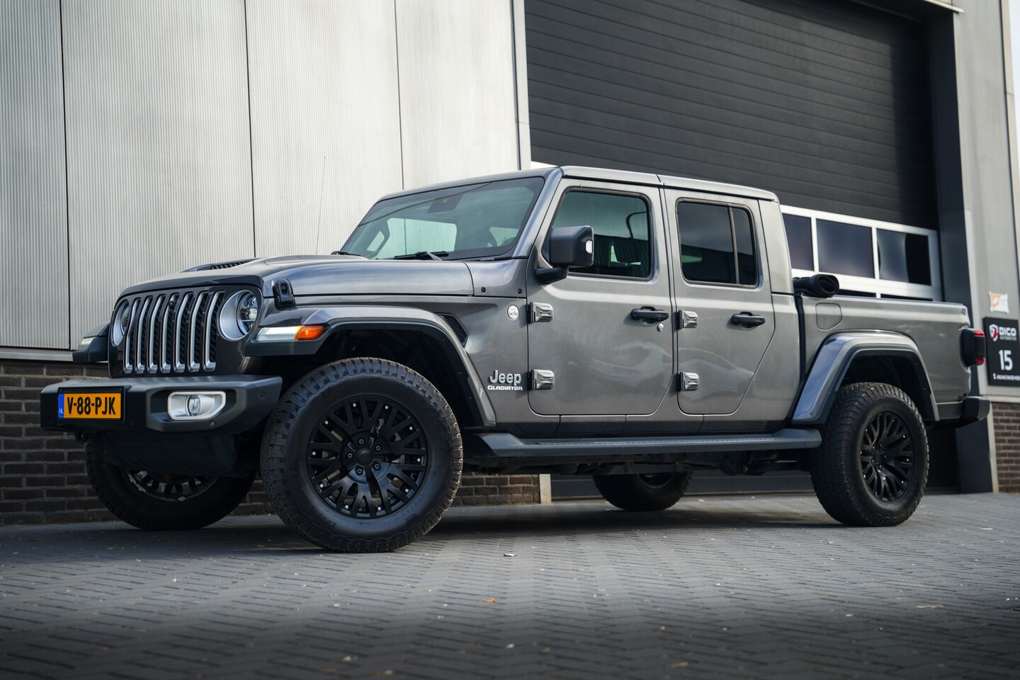 Jeep Gladiator - Overland 3.0 CRD 264 pk 4x4 / BTW-auto/ ACC/ Grijs-Kenteken/ Full-Options/ Leder/ Stoel.Ve - AutoWereld.nl