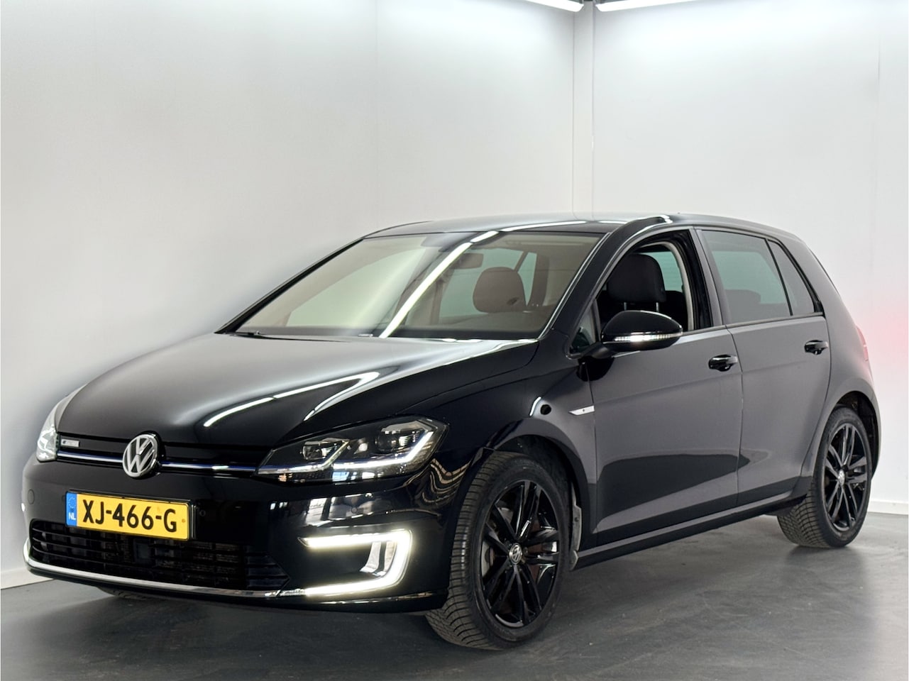 Volkswagen e-Golf - Camera / NaviPro / Stoelverwarming - AutoWereld.nl