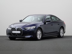 BMW i4 - eDrive40 84 kWh | Achteruitrijcamera | Live Cockpit Professional | DAB | Sportstoelen | St