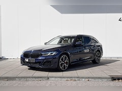 BMW 5-serie Touring - 540d xDrive High Executive M-Sport 20 Inch / Stoelverwarming voor + Achter / Stuurwielrand
