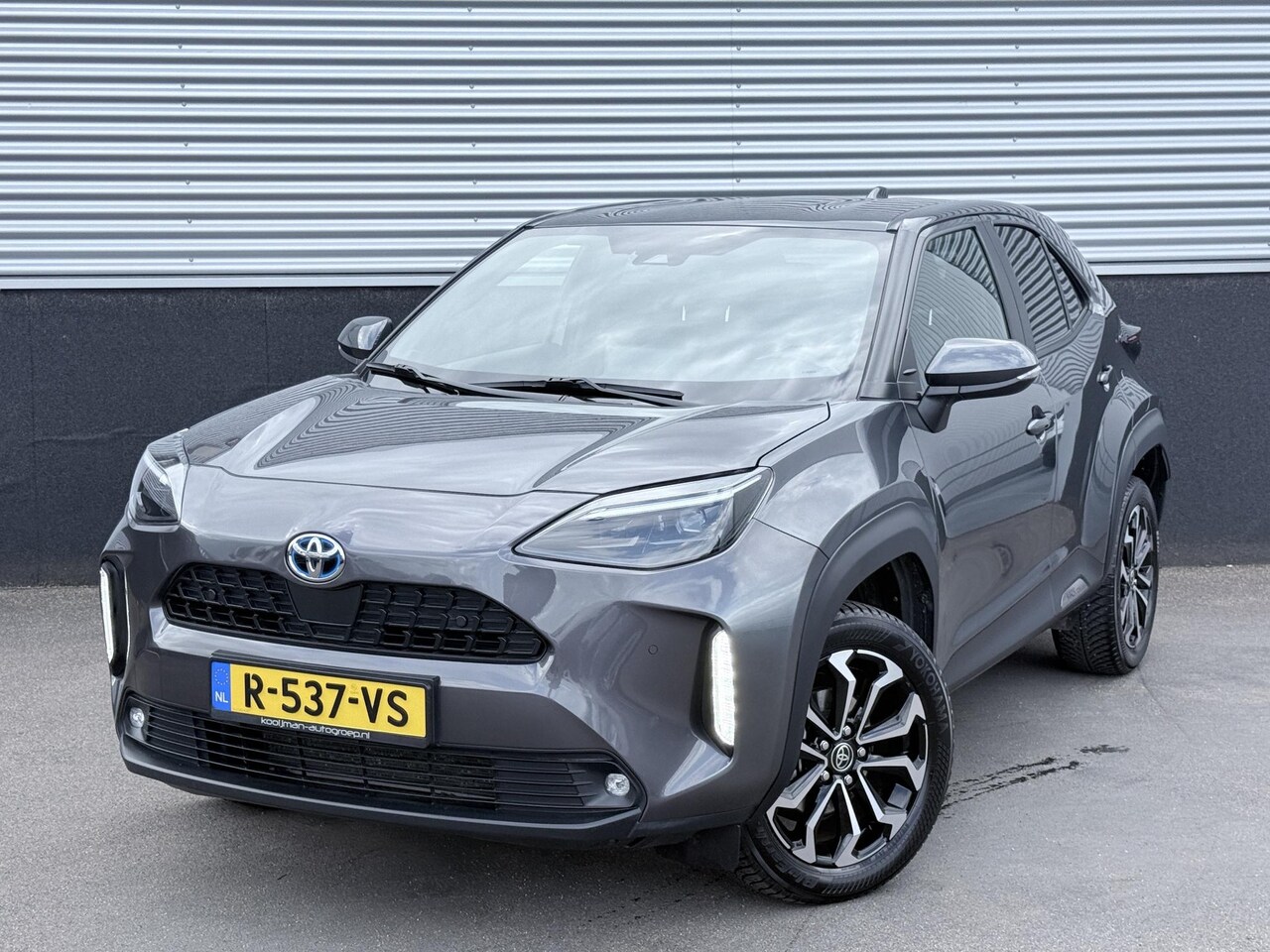 Toyota Yaris Cross - 1.5 Hybrid First Edition Stoelverwarming, Parkeersensoren voor + achter, LED, Privacy glas - AutoWereld.nl