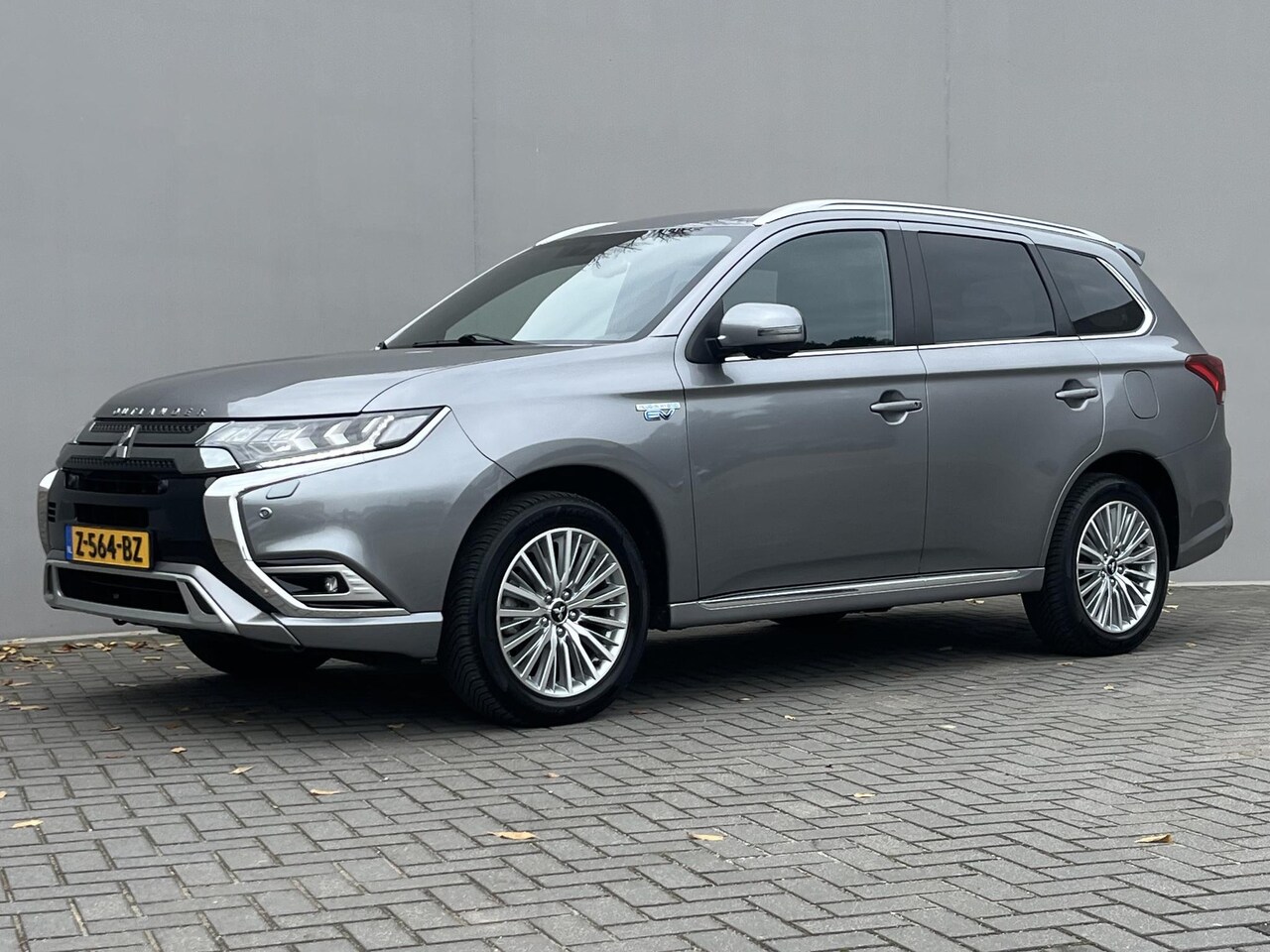 Mitsubishi Outlander - 2.4 PHEV Intense+ / Afneemb. Trekhaak (1.500KG) / All Season Banden / Cruise Control / Ron - AutoWereld.nl