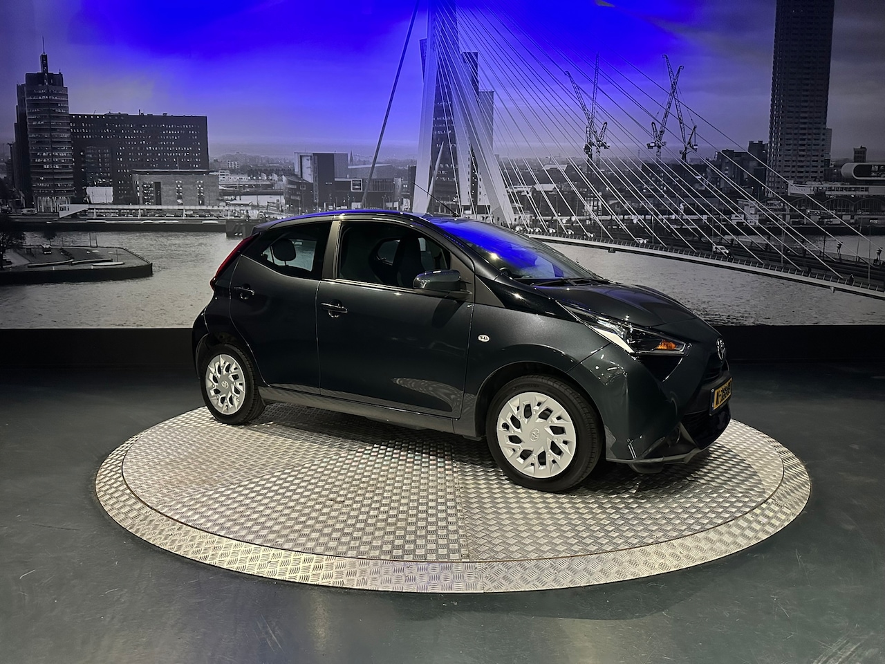 Toyota Aygo - 1.0 VVT-i x-play *Camera*Carplay* - AutoWereld.nl