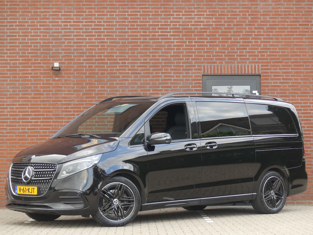 Mercedes-Benz V-klasse - 250d Lang AMG Dubbel Cabine LED/Leer/Burmester/Elek deuren - AutoWereld.nl
